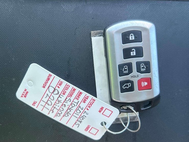 2011-toyota-sienna-image-29