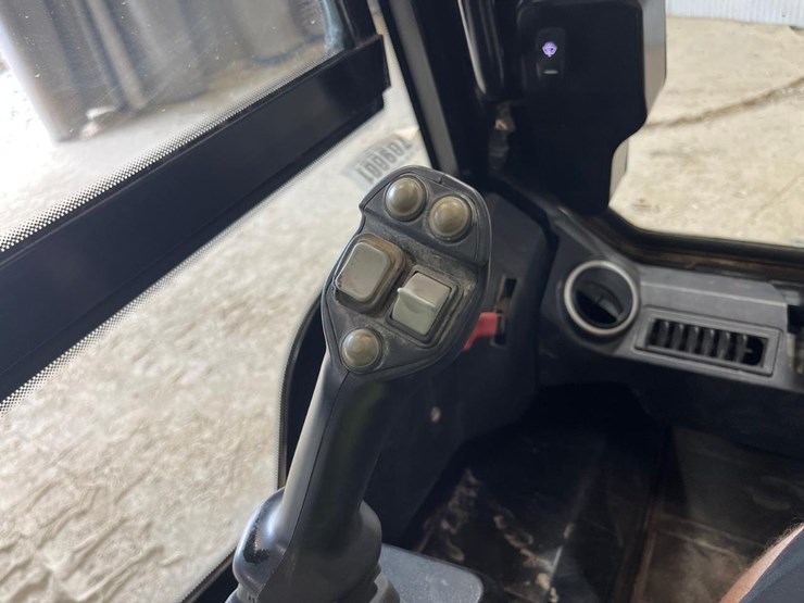 2018-jcb-3ts-8t-image-32