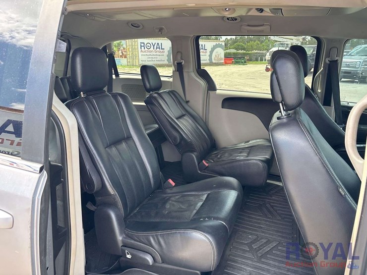 2013-chrysler-town-&-country-image-21