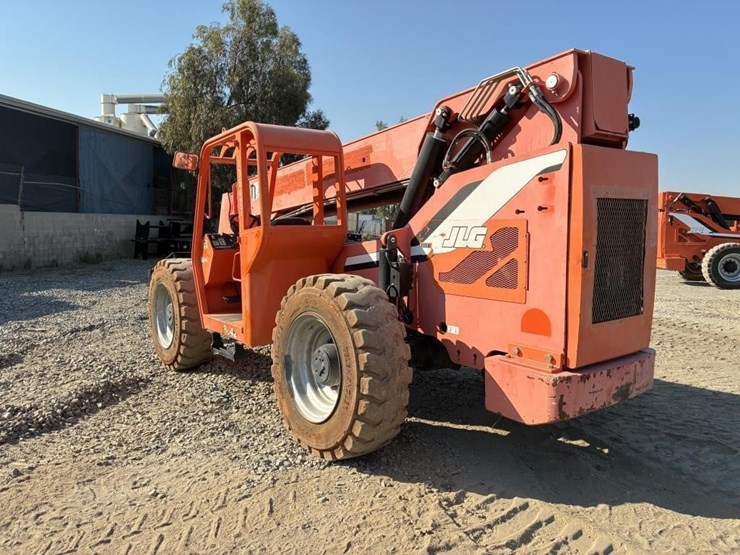 2014-jlg-8042-image-4
