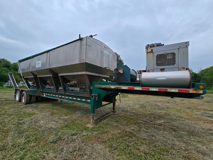 2014-doyle-dry-fertilizer-tender-trailer---kubota-diesel,-3-stainless-compartments,-side-discharge-image-23
