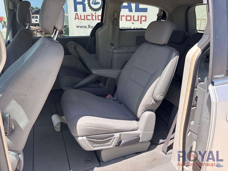 2010-chrysler-town-&-country-image-17