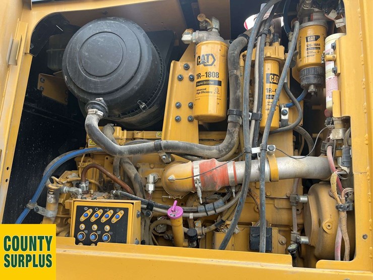 2017-caterpillar-14m-image-16