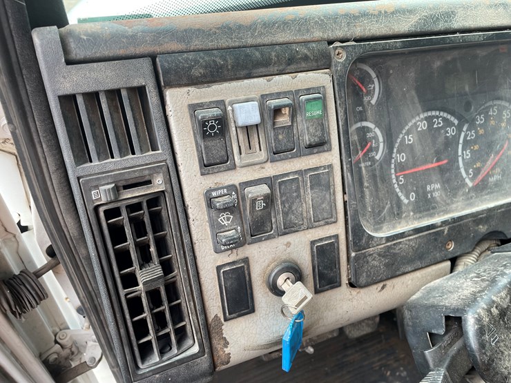 2002-freightliner-fl80-image-40