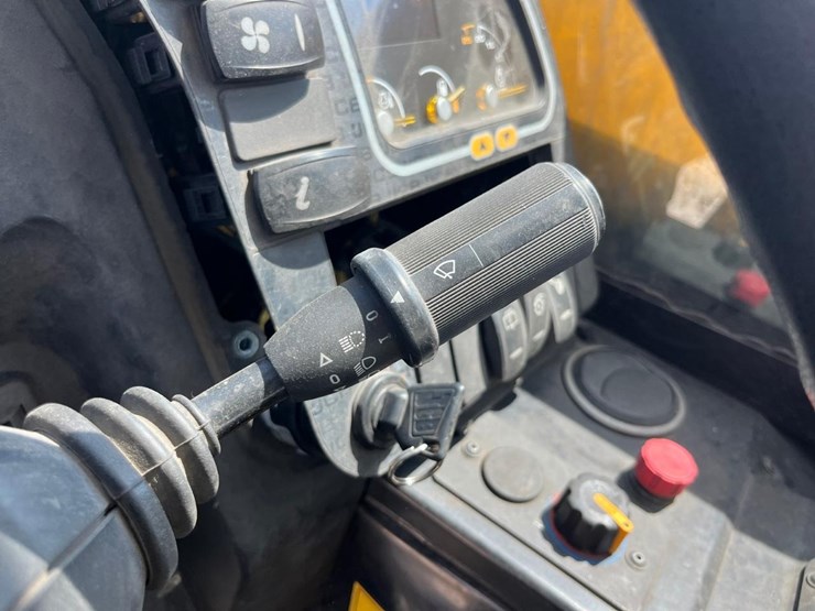 2015-jcb-525-60-image-28