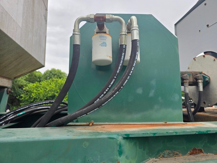 2013-doyle-dry-fertilizer-tender-trailer---kubota-diesel,-3-stainless-compartments,-side-discharge-image-3