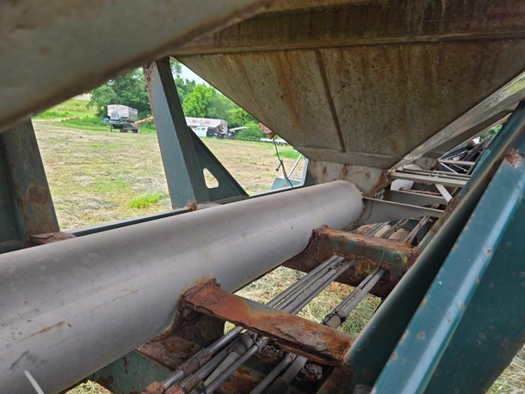 2014-doyle-dry-fertilizer-tender-trailer---kubota-diesel,-3-stainless-compartments,-side-discharge-image-8