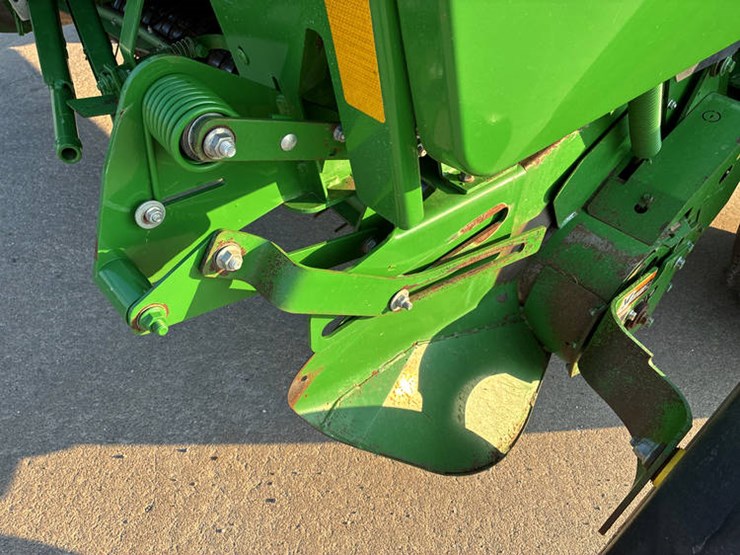 2019-john-deere-560m-image-27