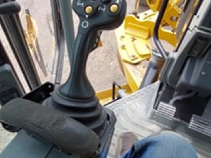 2015-caterpillar-14m-image-21