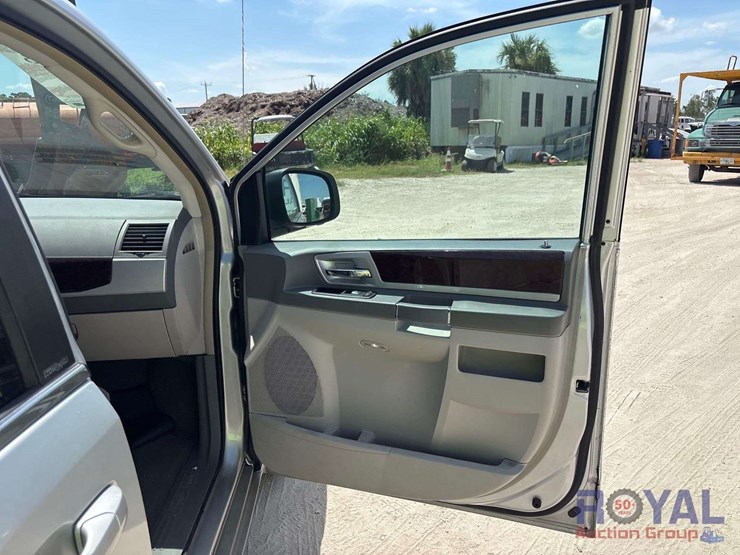 2010-chrysler-town-&-country-image-22