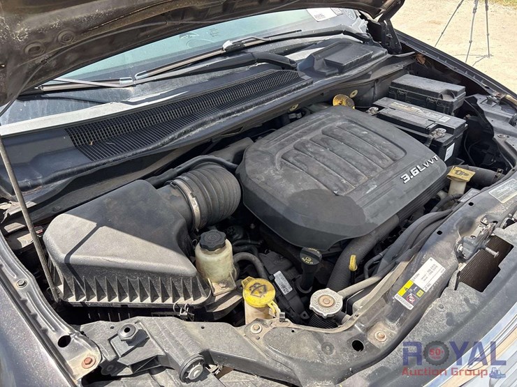 2014-chrysler-town-&-country-image-8