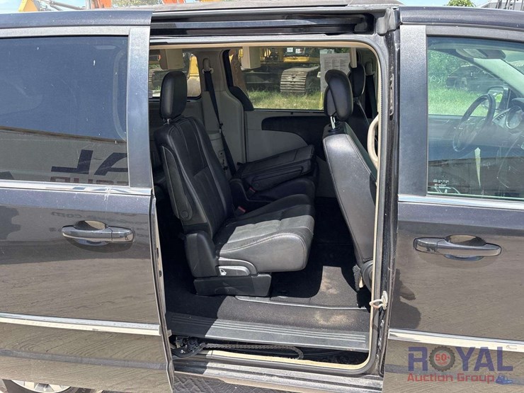 2014-chrysler-town-&-country-image-25