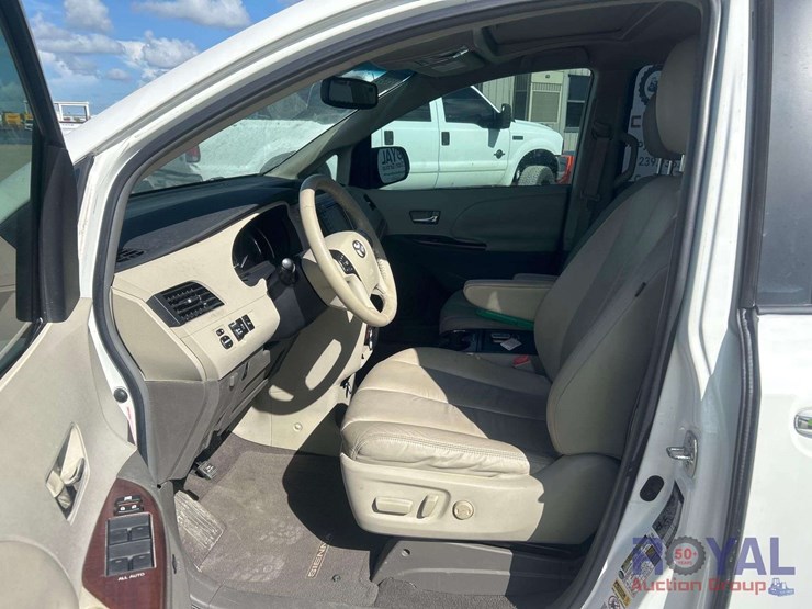 2011-toyota-sienna-image-7