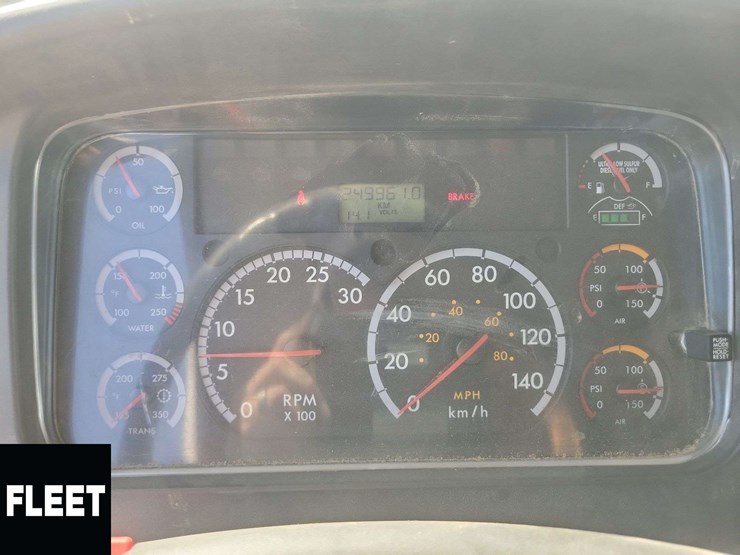 2015-freightliner-108sd-image-8