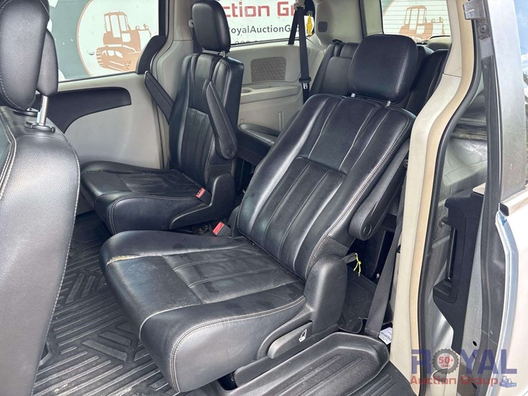 2013-chrysler-town-&-country-image-25