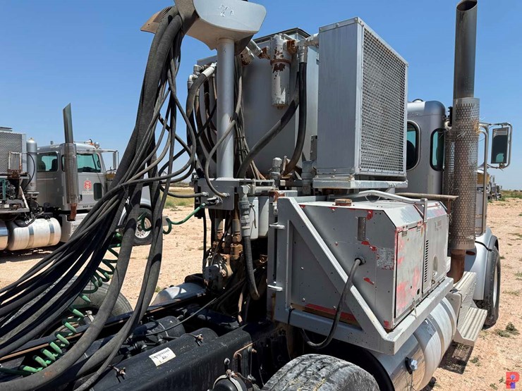 2013-peterbilt-367-image-14