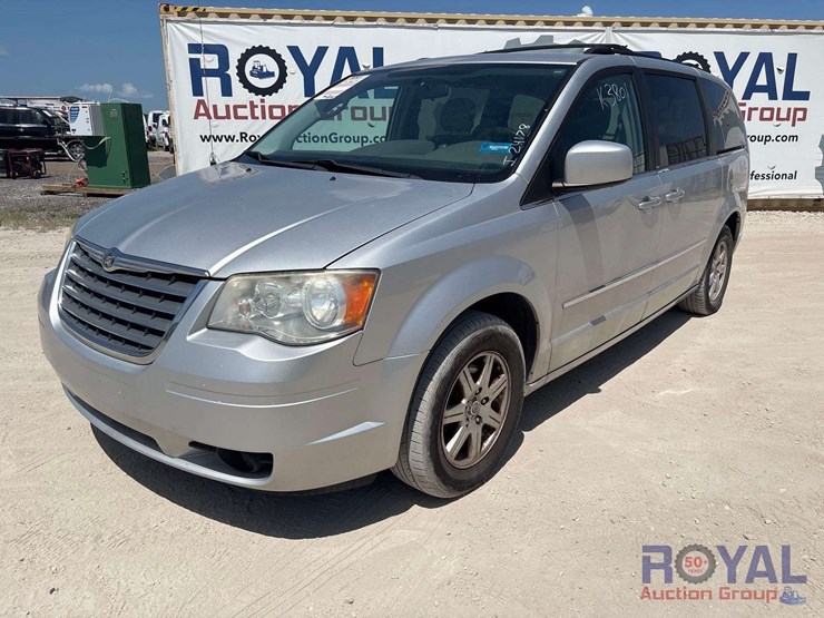 2010-chrysler-town-&-country-image-1