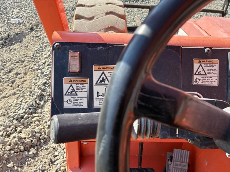 2014-jlg-8042-image-17