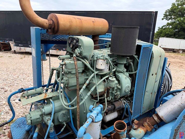 evco-85-ton-power-swivel-mtd.-on-19’-t/a-gooseneck-trailer-image-12