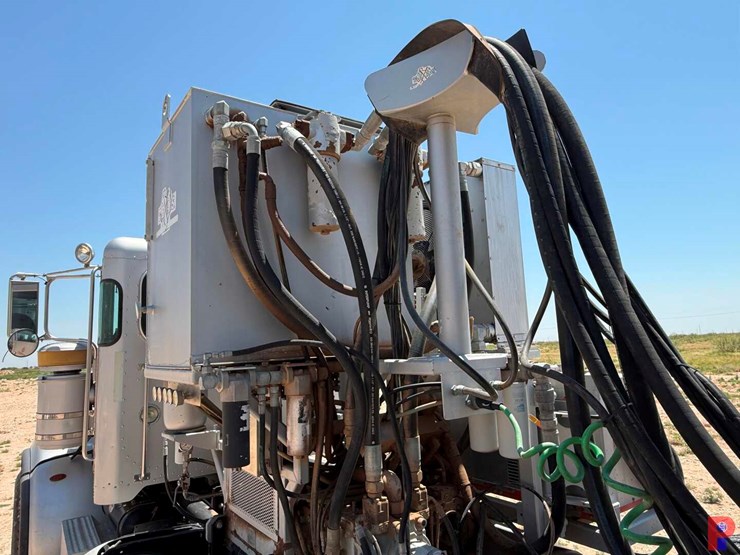 2013-peterbilt-367-image-25