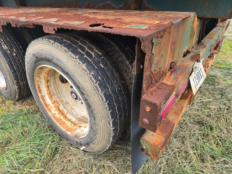 2014-doyle-dry-fertilizer-tender-trailer---kubota-diesel,-3-stainless-compartments,-side-discharge-image-32