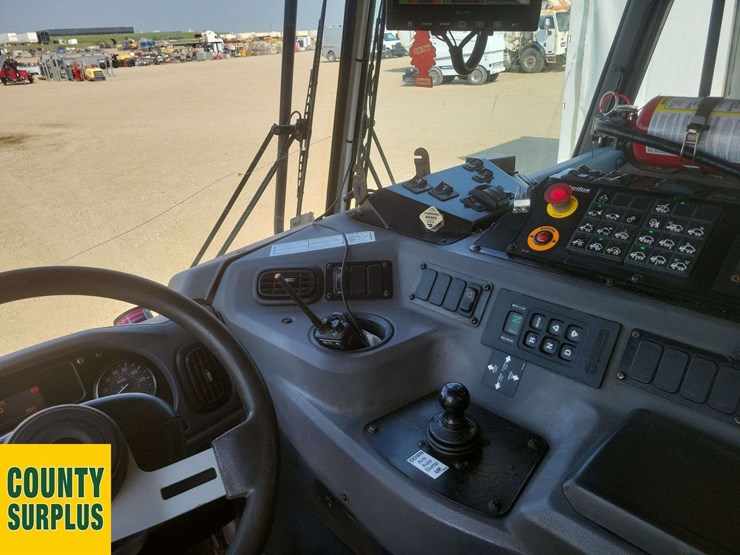 2020-peterbilt-520-image-22