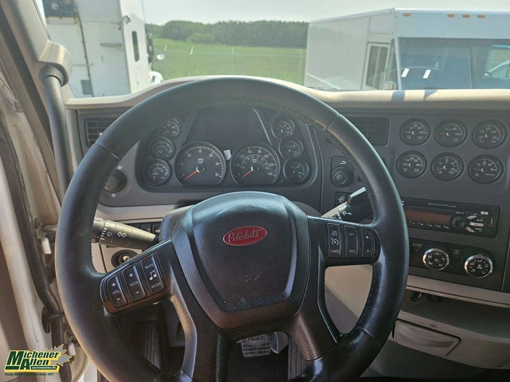 2019-peterbilt-579-image-19