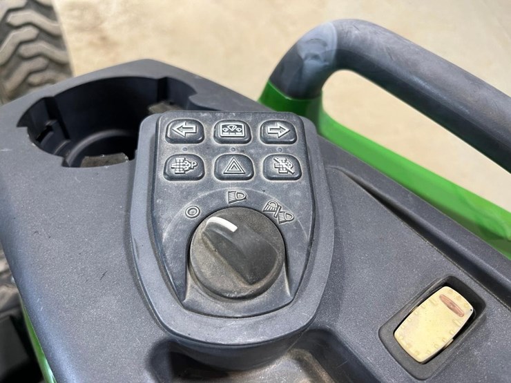 2021-john-deere-4044m-image-35