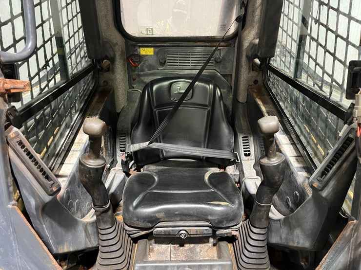 2015-deere-318e-image-18