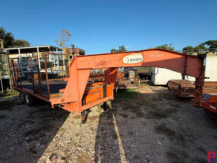 2011-centex-trailers-16’-x-102”-t/a-sgl.-whl.-flatbed-gooseneck-trailer-image-2