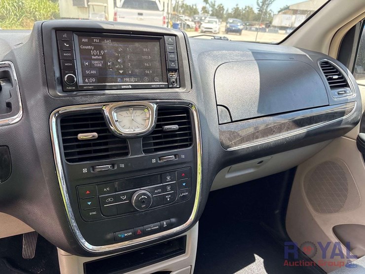 2014-chrysler-town-&-country-image-14
