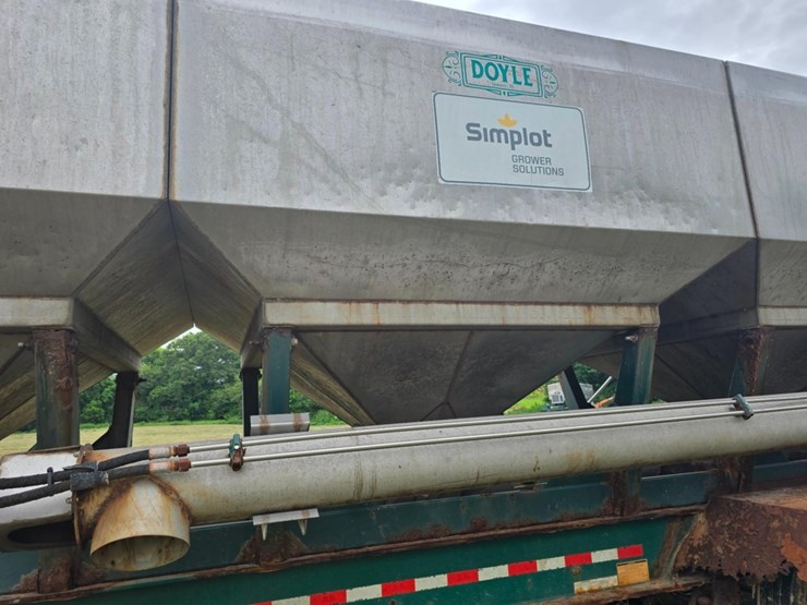 2014-doyle-dry-fertilizer-tender-trailer---kubota-diesel,-3-stainless-compartments,-side-discharge-image-5
