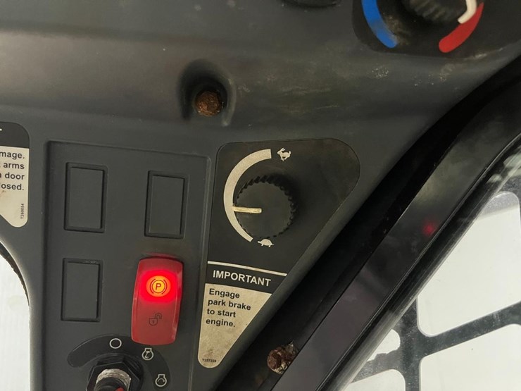 2015-deere-318e-image-23