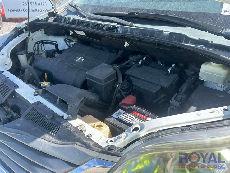2011-toyota-sienna-image-15
