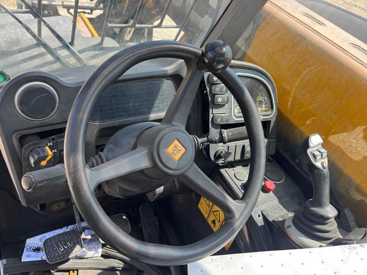 2015-jcb-525-60-image-21