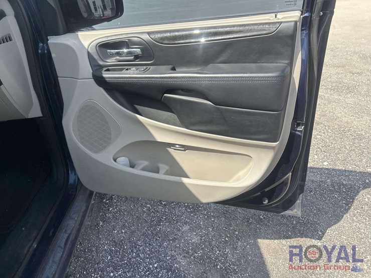 2017-dodge-grand-caravan-se-image-24