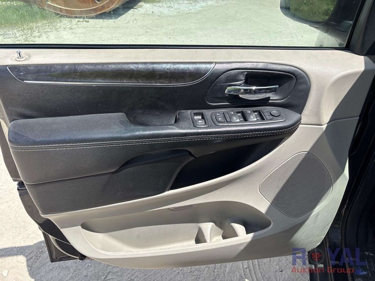 2014-chrysler-town-&-country-image-11