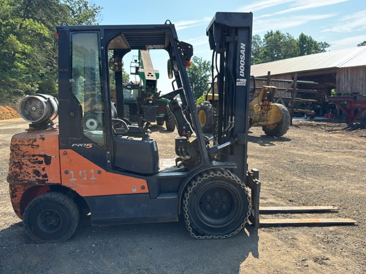 #270-•-doosan-c35-5-forklift-image-6
