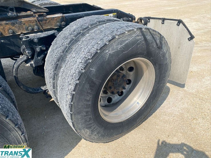 2020-peterbilt-579-image-16
