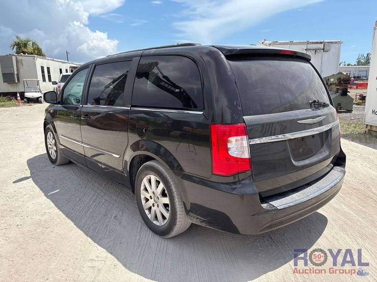 2014-chrysler-town-&-country-image-3
