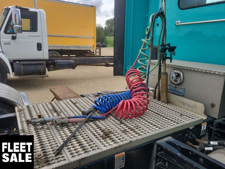 2018-peterbilt-579-image-25