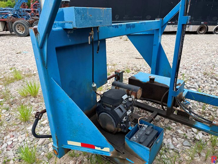 2015-united-trailer-22’-x-102”-t/a-gooseneck-hydraulic-reel-trailer-image-9