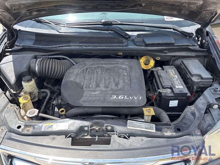 2014-chrysler-town-&-country-image-6