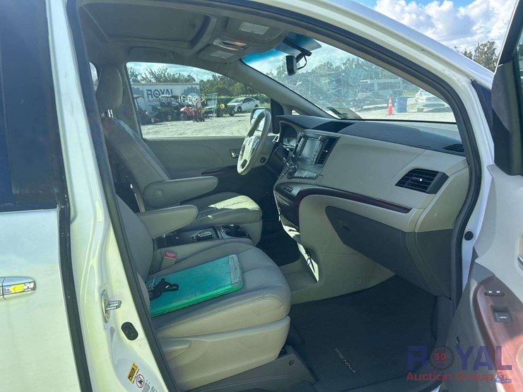 2011-toyota-sienna-image-27