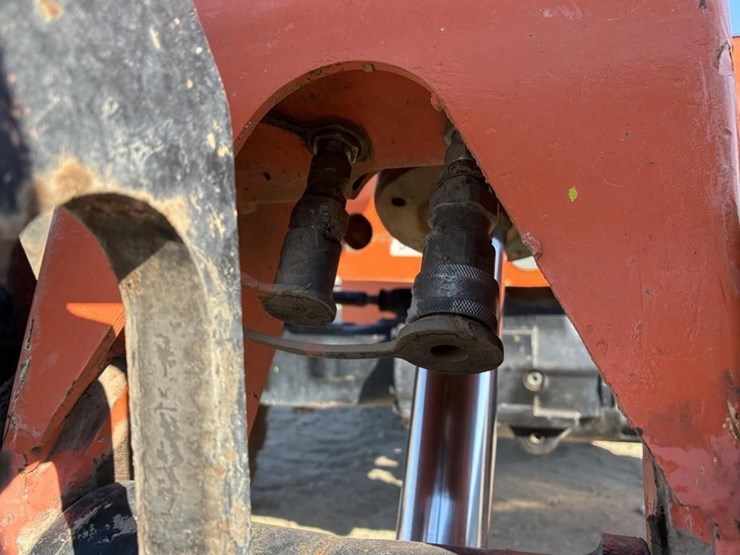 2013-jlg-8042-image-6