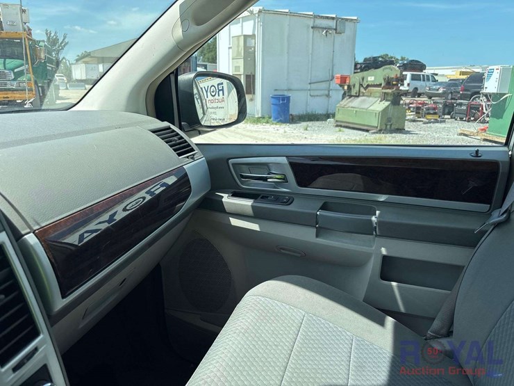 2010-chrysler-town-&-country-image-15