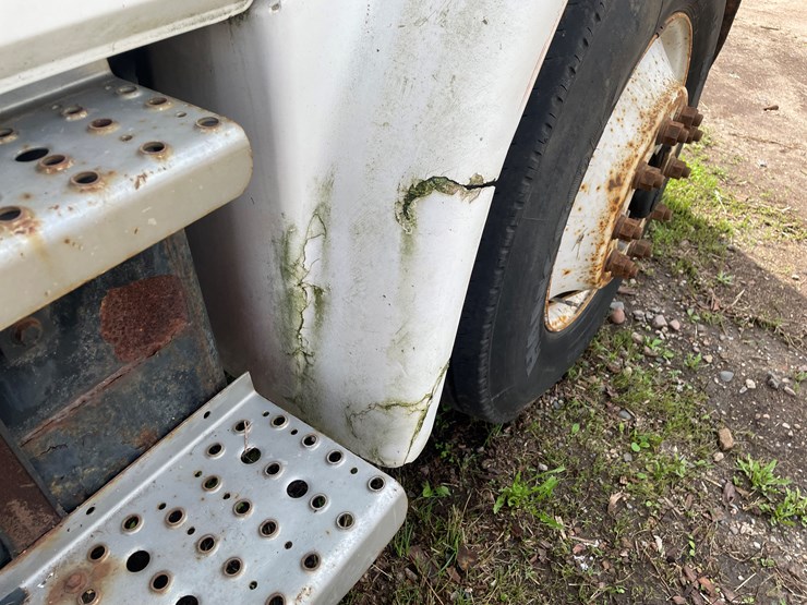 2002-freightliner-fl80-image-27