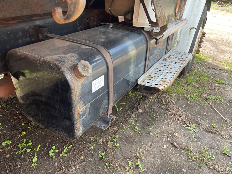 2002-freightliner-fl80-image-26
