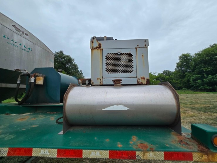 2014-doyle-dry-fertilizer-tender-trailer---kubota-diesel,-3-stainless-compartments,-side-discharge-image-25