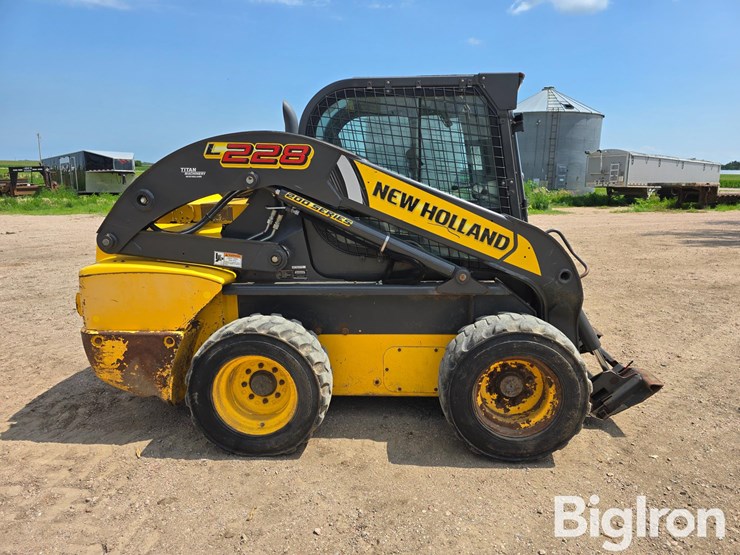 2016-new-holland-l228-image-4